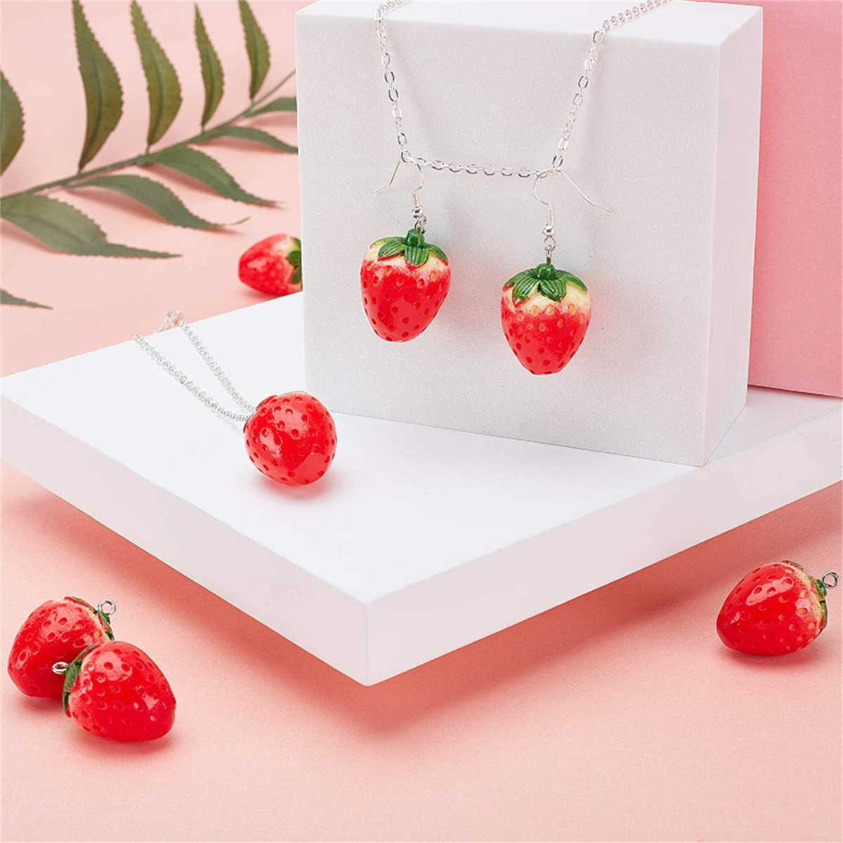 SG04 Cute 5pcs Strawberry Frui - Resin Art Necklace recension och pris
